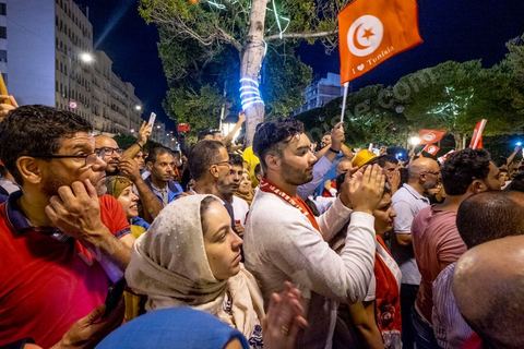13 octobre 2019 : plusierus dizaines de milliers de citoyens sont venus spontanément fêter la victoire de Kais Saied aux élections présidentielles sur l'avenue Habib Bourguiba à Tunis. Annoncée à 20h les instituts de sondage mettent le candidat Saied largement vainqueur avec près de 75% des voix. C'est une victoire du peuple face au sytéme politique, c'est la révolution du peuple par les urnes. Le rassemeblemnt très important s'est passé dasn le calme et le respect, la joie et l'espoir de citoyens de tous ages pour une nouvelle Tunisie, celle de la révolution avortée de 2011. 