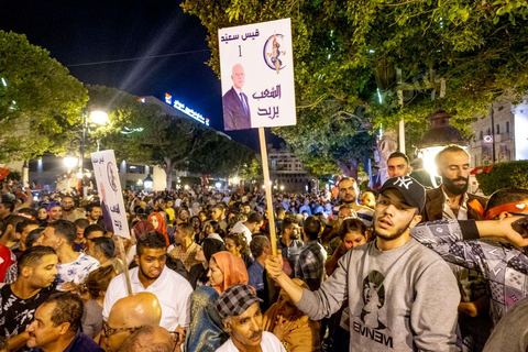 13 octobre 2019 : plusierus dizaines de milliers de citoyens sont venus spontanément fêter la victoire de Kais Saied aux élections présidentielles sur l'avenue Habib Bourguiba à Tunis. Annoncée à 20h les instituts de sondage mettent le candidat Saied largement vainqueur avec près de 75% des voix. C'est une victoire du peuple face au sytéme politique, c'est la révolution du peuple par les urnes. Le rassemeblemnt très important s'est passé dasn le calme et le respect, la joie et l'espoir de citoyens de tous ages pour une nouvelle Tunisie, celle de la révolution avortée de 2011. 