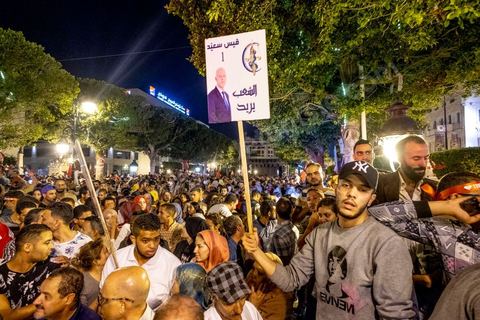 13 octobre 2019 : plusierus dizaines de milliers de citoyens sont venus spontanément fêter la victoire de Kais Saied aux élections présidentielles sur l'avenue Habib Bourguiba à Tunis. Annoncée à 20h les instituts de sondage mettent le candidat Saied largement vainqueur avec près de 75% des voix. C'est une victoire du peuple face au sytéme politique, c'est la révolution du peuple par les urnes. Le rassemeblemnt très important s'est passé dasn le calme et le respect, la joie et l'espoir de citoyens de tous ages pour une nouvelle Tunisie, celle de la révolution avortée de 2011. 