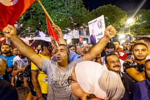 13 octobre 2019 : plusierus dizaines de milliers de citoyens sont venus spontanément fêter la victoire de Kais Saied aux élections présidentielles sur l'avenue Habib Bourguiba à Tunis. Annoncée à 20h les instituts de sondage mettent le candidat Saied largement vainqueur avec près de 75% des voix. C'est une victoire du peuple face au sytéme politique, c'est la révolution du peuple par les urnes. Le rassemeblemnt très important s'est passé dasn le calme et le respect, la joie et l'espoir de citoyens de tous ages pour une nouvelle Tunisie, celle de la révolution avortée de 2011. 