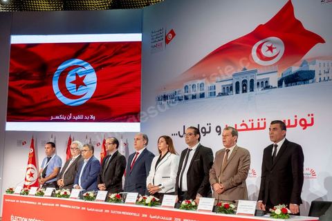 14 octobre 2019 : moins de 24h après la fermeture des bureaux de vote, Nabil Baffoun, président de l’Instance supérieure indépendante pour les élections (ISIE) a annoncé les résultats préliminaires du scrutin présidentiel, ce sont 2 777 931 Tunisiens qui ont voté pour Kaïs Saïed, candidat indépendant, qui l'emporte avec 72,71% des voix contre seulement 1 042 894 voix (27,29%) pour le candidat Nabil Karoui, président du parti Au Cœur de la Tunisie, avec un taux de participation estimé à 56,8% à l’intérieur du pays et 24,4% à l’étranger. Notons qu’en cas d’absence de recours, les résultats officiels définitifs de l’élection présidentielle seront annoncés dans un délai de trois jours.