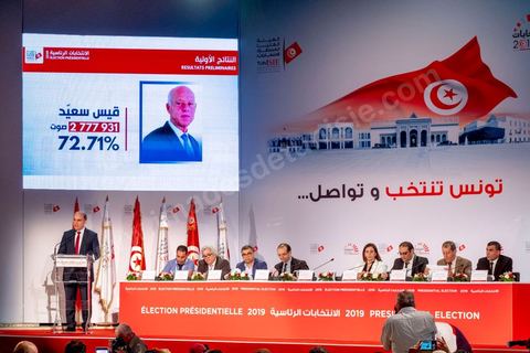 14 octobre 2019 : moins de 24h après la fermeture des bureaux de vote, Nabil Baffoun, président de l’Instance supérieure indépendante pour les élections (ISIE) a annoncé les résultats préliminaires du scrutin présidentiel, ce sont 2 777 931 Tunisiens qui ont voté pour Kaïs Saïed, candidat indépendant, qui l'emporte avec 72,71% des voix contre seulement 1 042 894 voix (27,29%) pour le candidat Nabil Karoui, président du parti Au Cœur de la Tunisie, avec un taux de participation estimé à 56,8% à l’intérieur du pays et 24,4% à l’étranger. Notons qu’en cas d’absence de recours, les résultats officiels définitifs de l’élection présidentielle seront annoncés dans un délai de trois jours.