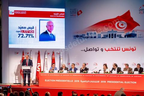 14 octobre 2019 : moins de 24h après la fermeture des bureaux de vote, Nabil Baffoun, président de l’Instance supérieure indépendante pour les élections (ISIE) a annoncé les résultats préliminaires du scrutin présidentiel, ce sont 2 777 931 Tunisiens qui ont voté pour Kaïs Saïed, candidat indépendant, qui l'emporte avec 72,71% des voix contre seulement 1 042 894 voix (27,29%) pour le candidat Nabil Karoui, président du parti Au Cœur de la Tunisie, avec un taux de participation estimé à 56,8% à l’intérieur du pays et 24,4% à l’étranger. Notons qu’en cas d’absence de recours, les résultats officiels définitifs de l’élection présidentielle seront annoncés dans un délai de trois jours.