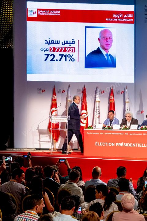 14 octobre 2019 : moins de 24h après la fermeture des bureaux de vote, Nabil Baffoun, président de l’Instance supérieure indépendante pour les élections (ISIE) a annoncé les résultats préliminaires du scrutin présidentiel, ce sont 2 777 931 Tunisiens qui ont voté pour Kaïs Saïed, candidat indépendant, qui l'emporte avec 72,71% des voix contre seulement 1 042 894 voix (27,29%) pour le candidat Nabil Karoui, président du parti Au Cœur de la Tunisie, avec un taux de participation estimé à 56,8% à l’intérieur du pays et 24,4% à l’étranger. Notons qu’en cas d’absence de recours, les résultats officiels définitifs de l’élection présidentielle seront annoncés dans un délai de trois jours.