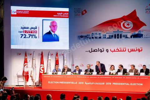 14 octobre 2019 : moins de 24h après la fermeture des bureaux de vote, Nabil Baffoun, président de l’Instance supérieure indépendante pour les élections (ISIE) a annoncé les résultats préliminaires du scrutin présidentiel, ce sont 2 777 931 Tunisiens qui ont voté pour Kaïs Saïed, candidat indépendant, qui l'emporte avec 72,71% des voix contre seulement 1 042 894 voix (27,29%) pour le candidat Nabil Karoui, président du parti Au Cœur de la Tunisie, avec un taux de participation estimé à 56,8% à l’intérieur du pays et 24,4% à l’étranger. Notons qu’en cas d’absence de recours, les résultats officiels définitifs de l’élection présidentielle seront annoncés dans un délai de trois jours.