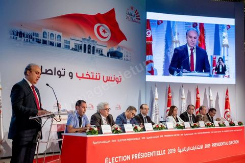 14 octobre 2019 : moins de 24h après la fermeture des bureaux de vote, Nabil Baffoun, président de l’Instance supérieure indépendante pour les élections (ISIE) a annoncé les résultats préliminaires du scrutin présidentiel, ce sont 2 777 931 Tunisiens qui ont voté pour Kaïs Saïed, candidat indépendant, qui l'emporte avec 72,71% des voix contre seulement 1 042 894 voix (27,29%) pour le candidat Nabil Karoui, président du parti Au Cœur de la Tunisie, avec un taux de participation estimé à 56,8% à l’intérieur du pays et 24,4% à l’étranger. Notons qu’en cas d’absence de recours, les résultats officiels définitifs de l’élection présidentielle seront annoncés dans un délai de trois jours.