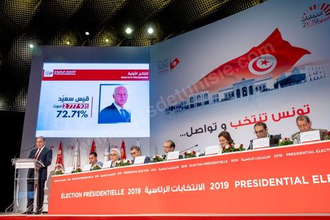14 octobre 2019 : moins de 24h après la fermeture des bureaux de vote, Nabil Baffoun, président de l’Instance supérieure indépendante pour les élections (ISIE) a annoncé les résultats préliminaires du scrutin présidentiel, ce sont 2 777 931 Tunisiens qui ont voté pour Kaïs Saïed, candidat indépendant, qui l'emporte avec 72,71% des voix contre seulement 1 042 894 voix (27,29%) pour le candidat Nabil Karoui, président du parti Au Cœur de la Tunisie, avec un taux de participation estimé à 56,8% à l’intérieur du pays et 24,4% à l’étranger. Notons qu’en cas d’absence de recours, les résultats officiels définitifs de l’élection présidentielle seront annoncés dans un délai de trois jours.