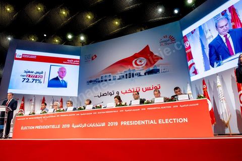 14 octobre 2019 : moins de 24h après la fermeture des bureaux de vote, Nabil Baffoun, président de l’Instance supérieure indépendante pour les élections (ISIE) a annoncé les résultats préliminaires du scrutin présidentiel, ce sont 2 777 931 Tunisiens qui ont voté pour Kaïs Saïed, candidat indépendant, qui l'emporte avec 72,71% des voix contre seulement 1 042 894 voix (27,29%) pour le candidat Nabil Karoui, président du parti Au Cœur de la Tunisie, avec un taux de participation estimé à 56,8% à l’intérieur du pays et 24,4% à l’étranger. Notons qu’en cas d’absence de recours, les résultats officiels définitifs de l’élection présidentielle seront annoncés dans un délai de trois jours.