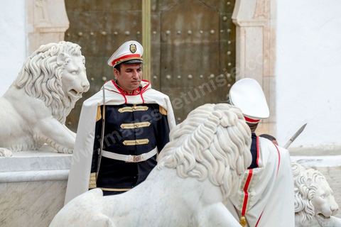 23 octobre 2019 : le nouveau président de la république élu le 13 octobre Kais Saied vient à l'Assemblée des Représentants du Peuple pour prêter serment et faire un discours. Devant une assemblée pleine, députés, membres du gouvernement, personnalités politques et ambassadeurs, Kais Saied déclare que la Tunisie a fait une “véritable révolution, dans son sens nouveau parce que les révolutions se font généralement contre la légitimité, mais ce qui s’est passé en Tunisie, c’est une véritable révolution en utilisant les outils de la légitimité eux-même”. Pour lui, “chacun ici porte une responsabilité, la responsabilité de répondre à ce peuple, dans leur demande de liberté et de dignité. L’attente n’a été que trop longue, et personne n’a le droit de le décevoir”.