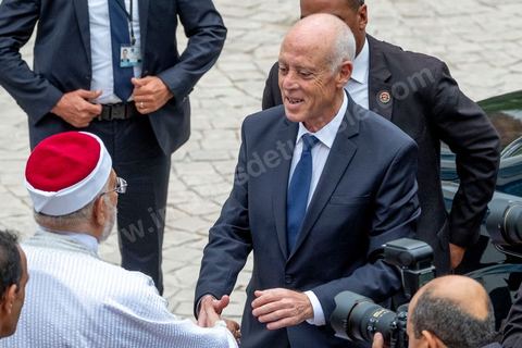 23 octobre 2019 : le nouveau président de la république élu le 13 octobre Kais Saied vient à l'Assemblée des Représentants du Peuple pour prêter serment et faire un discours. Devant une assemblée pleine, députés, membres du gouvernement, personnalités politques et ambassadeurs, Kais Saied déclare que la Tunisie a fait une “véritable révolution, dans son sens nouveau parce que les révolutions se font généralement contre la légitimité, mais ce qui s’est passé en Tunisie, c’est une véritable révolution en utilisant les outils de la légitimité eux-même”. Pour lui, “chacun ici porte une responsabilité, la responsabilité de répondre à ce peuple, dans leur demande de liberté et de dignité. L’attente n’a été que trop longue, et personne n’a le droit de le décevoir”.