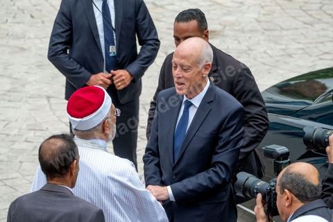 23 octobre 2019 : le nouveau président de la république élu le 13 octobre Kais Saied vient à l'Assemblée des Représentants du Peuple pour prêter serment et faire un discours. Devant une assemblée pleine, députés, membres du gouvernement, personnalités politques et ambassadeurs, Kais Saied déclare que la Tunisie a fait une “véritable révolution, dans son sens nouveau parce que les révolutions se font généralement contre la légitimité, mais ce qui s’est passé en Tunisie, c’est une véritable révolution en utilisant les outils de la légitimité eux-même”. Pour lui, “chacun ici porte une responsabilité, la responsabilité de répondre à ce peuple, dans leur demande de liberté et de dignité. L’attente n’a été que trop longue, et personne n’a le droit de le décevoir”.