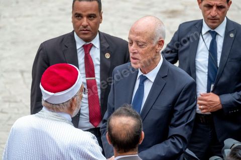 23 octobre 2019 : le nouveau président de la république élu le 13 octobre Kais Saied vient à l'Assemblée des Représentants du Peuple pour prêter serment et faire un discours. Devant une assemblée pleine, députés, membres du gouvernement, personnalités politques et ambassadeurs, Kais Saied déclare que la Tunisie a fait une “véritable révolution, dans son sens nouveau parce que les révolutions se font généralement contre la légitimité, mais ce qui s’est passé en Tunisie, c’est une véritable révolution en utilisant les outils de la légitimité eux-même”. Pour lui, “chacun ici porte une responsabilité, la responsabilité de répondre à ce peuple, dans leur demande de liberté et de dignité. L’attente n’a été que trop longue, et personne n’a le droit de le décevoir”.