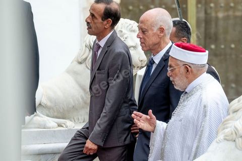 23 octobre 2019 : le nouveau président de la république élu le 13 octobre Kais Saied vient à l'Assemblée des Représentants du Peuple pour prêter serment et faire un discours. Devant une assemblée pleine, députés, membres du gouvernement, personnalités politques et ambassadeurs, Kais Saied déclare que la Tunisie a fait une “véritable révolution, dans son sens nouveau parce que les révolutions se font généralement contre la légitimité, mais ce qui s’est passé en Tunisie, c’est une véritable révolution en utilisant les outils de la légitimité eux-même”. Pour lui, “chacun ici porte une responsabilité, la responsabilité de répondre à ce peuple, dans leur demande de liberté et de dignité. L’attente n’a été que trop longue, et personne n’a le droit de le décevoir”.