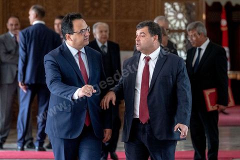 23 octobre 2019 : le nouveau président de la république élu le 13 octobre Kais Saied vient à l'Assemblée des Représentants du Peuple pour prêter serment et faire un discours. Devant une assemblée pleine, députés, membres du gouvernement, personnalités politques et ambassadeurs, Kais Saied déclare que la Tunisie a fait une “véritable révolution, dans son sens nouveau parce que les révolutions se font généralement contre la légitimité, mais ce qui s’est passé en Tunisie, c’est une véritable révolution en utilisant les outils de la légitimité eux-même”. Pour lui, “chacun ici porte une responsabilité, la responsabilité de répondre à ce peuple, dans leur demande de liberté et de dignité. L’attente n’a été que trop longue, et personne n’a le droit de le décevoir”.