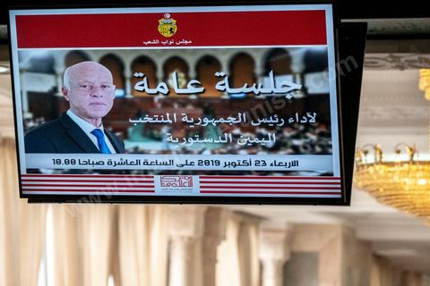 23 octobre 2019 : le nouveau président de la république élu le 13 octobre Kais Saied vient à l'Assemblée des Représentants du Peuple pour prêter serment et faire un discours. Devant une assemblée pleine, députés, membres du gouvernement, personnalités politques et ambassadeurs, Kais Saied déclare que la Tunisie a fait une “véritable révolution, dans son sens nouveau parce que les révolutions se font généralement contre la légitimité, mais ce qui s’est passé en Tunisie, c’est une véritable révolution en utilisant les outils de la légitimité eux-même”. Pour lui, “chacun ici porte une responsabilité, la responsabilité de répondre à ce peuple, dans leur demande de liberté et de dignité. L’attente n’a été que trop longue, et personne n’a le droit de le décevoir”.