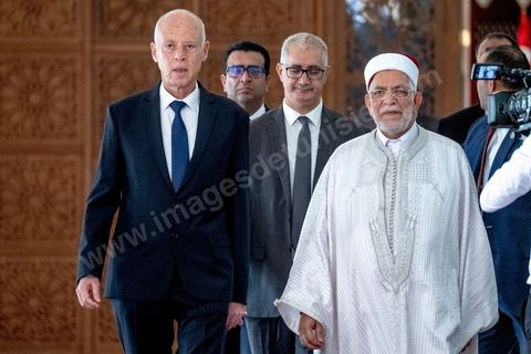 23 octobre 2019 : le nouveau président de la république élu le 13 octobre Kais Saied vient à l'Assemblée des Représentants du Peuple pour prêter serment et faire un discours. Devant une assemblée pleine, députés, membres du gouvernement, personnalités politques et ambassadeurs, Kais Saied déclare que la Tunisie a fait une “véritable révolution, dans son sens nouveau parce que les révolutions se font généralement contre la légitimité, mais ce qui s’est passé en Tunisie, c’est une véritable révolution en utilisant les outils de la légitimité eux-même”. Pour lui, “chacun ici porte une responsabilité, la responsabilité de répondre à ce peuple, dans leur demande de liberté et de dignité. L’attente n’a été que trop longue, et personne n’a le droit de le décevoir”.