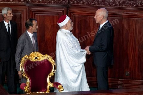 23 octobre 2019 : le nouveau président de la république élu le 13 octobre Kais Saied vient à l'Assemblée des Représentants du Peuple pour prêter serment et faire un discours. Devant une assemblée pleine, députés, membres du gouvernement, personnalités politques et ambassadeurs, Kais Saied déclare que la Tunisie a fait une “véritable révolution, dans son sens nouveau parce que les révolutions se font généralement contre la légitimité, mais ce qui s’est passé en Tunisie, c’est une véritable révolution en utilisant les outils de la légitimité eux-même”. Pour lui, “chacun ici porte une responsabilité, la responsabilité de répondre à ce peuple, dans leur demande de liberté et de dignité. L’attente n’a été que trop longue, et personne n’a le droit de le décevoir”.