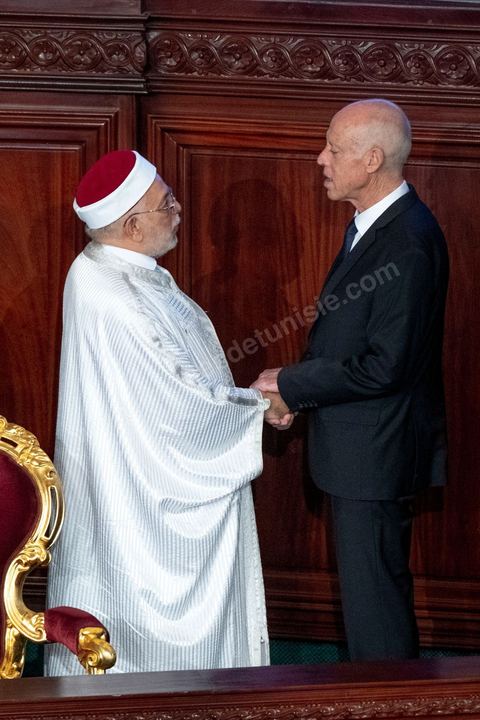23 octobre 2019 : le nouveau président de la république élu le 13 octobre Kais Saied vient à l'Assemblée des Représentants du Peuple pour prêter serment et faire un discours. Devant une assemblée pleine, députés, membres du gouvernement, personnalités politques et ambassadeurs, Kais Saied déclare que la Tunisie a fait une “véritable révolution, dans son sens nouveau parce que les révolutions se font généralement contre la légitimité, mais ce qui s’est passé en Tunisie, c’est une véritable révolution en utilisant les outils de la légitimité eux-même”. Pour lui, “chacun ici porte une responsabilité, la responsabilité de répondre à ce peuple, dans leur demande de liberté et de dignité. L’attente n’a été que trop longue, et personne n’a le droit de le décevoir”.