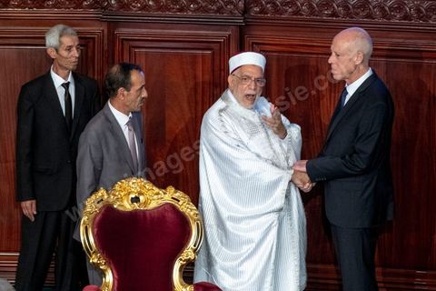 23 octobre 2019 : le nouveau président de la république élu le 13 octobre Kais Saied vient à l'Assemblée des Représentants du Peuple pour prêter serment et faire un discours. Devant une assemblée pleine, députés, membres du gouvernement, personnalités politques et ambassadeurs, Kais Saied déclare que la Tunisie a fait une “véritable révolution, dans son sens nouveau parce que les révolutions se font généralement contre la légitimité, mais ce qui s’est passé en Tunisie, c’est une véritable révolution en utilisant les outils de la légitimité eux-même”. Pour lui, “chacun ici porte une responsabilité, la responsabilité de répondre à ce peuple, dans leur demande de liberté et de dignité. L’attente n’a été que trop longue, et personne n’a le droit de le décevoir”.