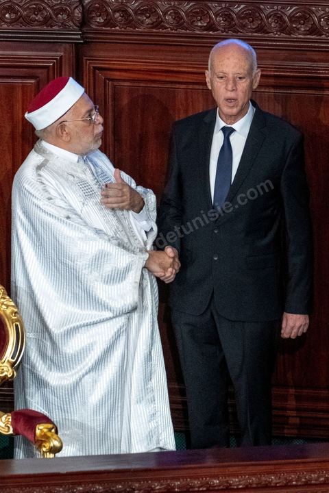 23 octobre 2019 : le nouveau président de la république élu le 13 octobre Kais Saied vient à l'Assemblée des Représentants du Peuple pour prêter serment et faire un discours. Devant une assemblée pleine, députés, membres du gouvernement, personnalités politques et ambassadeurs, Kais Saied déclare que la Tunisie a fait une “véritable révolution, dans son sens nouveau parce que les révolutions se font généralement contre la légitimité, mais ce qui s’est passé en Tunisie, c’est une véritable révolution en utilisant les outils de la légitimité eux-même”. Pour lui, “chacun ici porte une responsabilité, la responsabilité de répondre à ce peuple, dans leur demande de liberté et de dignité. L’attente n’a été que trop longue, et personne n’a le droit de le décevoir”.