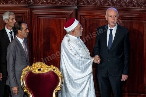 23 octobre 2019 : le nouveau président de la république élu le 13 octobre Kais Saied vient à l'Assemblée des Représentants du Peuple pour prêter serment et faire un discours. Devant une assemblée pleine, députés, membres du gouvernement, personnalités politques et ambassadeurs, Kais Saied déclare que la Tunisie a fait une “véritable révolution, dans son sens nouveau parce que les révolutions se font généralement contre la légitimité, mais ce qui s’est passé en Tunisie, c’est une véritable révolution en utilisant les outils de la légitimité eux-même”. Pour lui, “chacun ici porte une responsabilité, la responsabilité de répondre à ce peuple, dans leur demande de liberté et de dignité. L’attente n’a été que trop longue, et personne n’a le droit de le décevoir”.