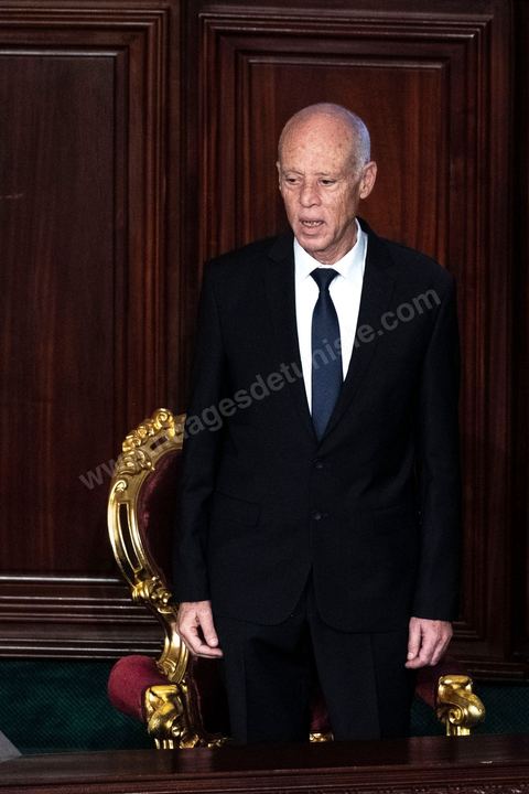 23 octobre 2019 : le nouveau président de la république élu le 13 octobre Kais Saied vient à l'Assemblée des Représentants du Peuple pour prêter serment et faire un discours. Devant une assemblée pleine, députés, membres du gouvernement, personnalités politques et ambassadeurs, Kais Saied déclare que la Tunisie a fait une “véritable révolution, dans son sens nouveau parce que les révolutions se font généralement contre la légitimité, mais ce qui s’est passé en Tunisie, c’est une véritable révolution en utilisant les outils de la légitimité eux-même”. Pour lui, “chacun ici porte une responsabilité, la responsabilité de répondre à ce peuple, dans leur demande de liberté et de dignité. L’attente n’a été que trop longue, et personne n’a le droit de le décevoir”.