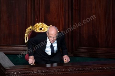 23 octobre 2019 : le nouveau président de la république élu le 13 octobre Kais Saied vient à l'Assemblée des Représentants du Peuple pour prêter serment et faire un discours. Devant une assemblée pleine, députés, membres du gouvernement, personnalités politques et ambassadeurs, Kais Saied déclare que la Tunisie a fait une “véritable révolution, dans son sens nouveau parce que les révolutions se font généralement contre la légitimité, mais ce qui s’est passé en Tunisie, c’est une véritable révolution en utilisant les outils de la légitimité eux-même”. Pour lui, “chacun ici porte une responsabilité, la responsabilité de répondre à ce peuple, dans leur demande de liberté et de dignité. L’attente n’a été que trop longue, et personne n’a le droit de le décevoir”.