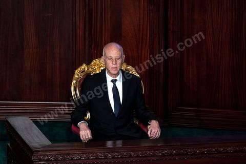 23 octobre 2019 : le nouveau président de la république élu le 13 octobre Kais Saied vient à l'Assemblée des Représentants du Peuple pour prêter serment et faire un discours. Devant une assemblée pleine, députés, membres du gouvernement, personnalités politques et ambassadeurs, Kais Saied déclare que la Tunisie a fait une “véritable révolution, dans son sens nouveau parce que les révolutions se font généralement contre la légitimité, mais ce qui s’est passé en Tunisie, c’est une véritable révolution en utilisant les outils de la légitimité eux-même”. Pour lui, “chacun ici porte une responsabilité, la responsabilité de répondre à ce peuple, dans leur demande de liberté et de dignité. L’attente n’a été que trop longue, et personne n’a le droit de le décevoir”.