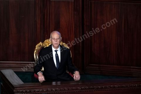 23 octobre 2019 : le nouveau président de la république élu le 13 octobre Kais Saied vient à l'Assemblée des Représentants du Peuple pour prêter serment et faire un discours. Devant une assemblée pleine, députés, membres du gouvernement, personnalités politques et ambassadeurs, Kais Saied déclare que la Tunisie a fait une “véritable révolution, dans son sens nouveau parce que les révolutions se font généralement contre la légitimité, mais ce qui s’est passé en Tunisie, c’est une véritable révolution en utilisant les outils de la légitimité eux-même”. Pour lui, “chacun ici porte une responsabilité, la responsabilité de répondre à ce peuple, dans leur demande de liberté et de dignité. L’attente n’a été que trop longue, et personne n’a le droit de le décevoir”.
