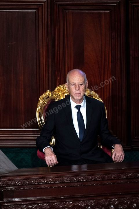 23 octobre 2019 : le nouveau président de la république élu le 13 octobre Kais Saied vient à l'Assemblée des Représentants du Peuple pour prêter serment et faire un discours. Devant une assemblée pleine, députés, membres du gouvernement, personnalités politques et ambassadeurs, Kais Saied déclare que la Tunisie a fait une “véritable révolution, dans son sens nouveau parce que les révolutions se font généralement contre la légitimité, mais ce qui s’est passé en Tunisie, c’est une véritable révolution en utilisant les outils de la légitimité eux-même”. Pour lui, “chacun ici porte une responsabilité, la responsabilité de répondre à ce peuple, dans leur demande de liberté et de dignité. L’attente n’a été que trop longue, et personne n’a le droit de le décevoir”.