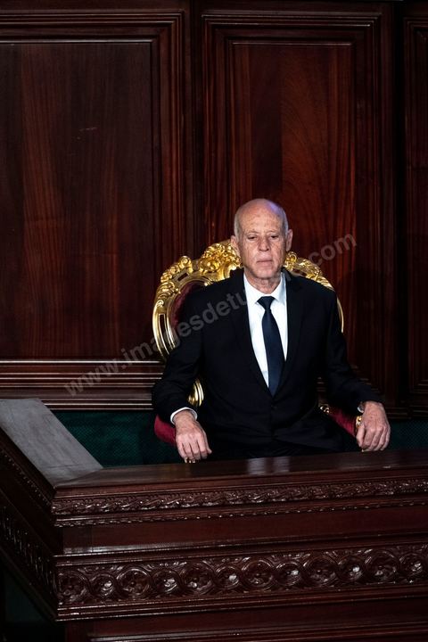 23 octobre 2019 : le nouveau président de la république élu le 13 octobre Kais Saied vient à l'Assemblée des Représentants du Peuple pour prêter serment et faire un discours. Devant une assemblée pleine, députés, membres du gouvernement, personnalités politques et ambassadeurs, Kais Saied déclare que la Tunisie a fait une “véritable révolution, dans son sens nouveau parce que les révolutions se font généralement contre la légitimité, mais ce qui s’est passé en Tunisie, c’est une véritable révolution en utilisant les outils de la légitimité eux-même”. Pour lui, “chacun ici porte une responsabilité, la responsabilité de répondre à ce peuple, dans leur demande de liberté et de dignité. L’attente n’a été que trop longue, et personne n’a le droit de le décevoir”.