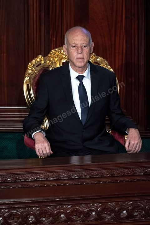23 octobre 2019 : le nouveau président de la république élu le 13 octobre Kais Saied vient à l'Assemblée des Représentants du Peuple pour prêter serment et faire un discours. Devant une assemblée pleine, députés, membres du gouvernement, personnalités politques et ambassadeurs, Kais Saied déclare que la Tunisie a fait une “véritable révolution, dans son sens nouveau parce que les révolutions se font généralement contre la légitimité, mais ce qui s’est passé en Tunisie, c’est une véritable révolution en utilisant les outils de la légitimité eux-même”. Pour lui, “chacun ici porte une responsabilité, la responsabilité de répondre à ce peuple, dans leur demande de liberté et de dignité. L’attente n’a été que trop longue, et personne n’a le droit de le décevoir”.