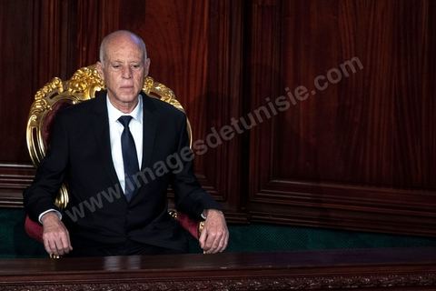 23 octobre 2019 : le nouveau président de la république élu le 13 octobre Kais Saied vient à l'Assemblée des Représentants du Peuple pour prêter serment et faire un discours. Devant une assemblée pleine, députés, membres du gouvernement, personnalités politques et ambassadeurs, Kais Saied déclare que la Tunisie a fait une “véritable révolution, dans son sens nouveau parce que les révolutions se font généralement contre la légitimité, mais ce qui s’est passé en Tunisie, c’est une véritable révolution en utilisant les outils de la légitimité eux-même”. Pour lui, “chacun ici porte une responsabilité, la responsabilité de répondre à ce peuple, dans leur demande de liberté et de dignité. L’attente n’a été que trop longue, et personne n’a le droit de le décevoir”.