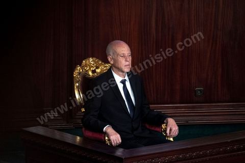 23 octobre 2019 : le nouveau président de la république élu le 13 octobre Kais Saied vient à l'Assemblée des Représentants du Peuple pour prêter serment et faire un discours. Devant une assemblée pleine, députés, membres du gouvernement, personnalités politques et ambassadeurs, Kais Saied déclare que la Tunisie a fait une “véritable révolution, dans son sens nouveau parce que les révolutions se font généralement contre la légitimité, mais ce qui s’est passé en Tunisie, c’est une véritable révolution en utilisant les outils de la légitimité eux-même”. Pour lui, “chacun ici porte une responsabilité, la responsabilité de répondre à ce peuple, dans leur demande de liberté et de dignité. L’attente n’a été que trop longue, et personne n’a le droit de le décevoir”.