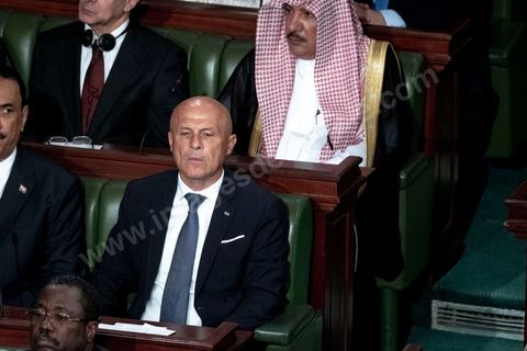 23 octobre 2019 : le nouveau président de la république élu le 13 octobre Kais Saied vient à l'Assemblée des Représentants du Peuple pour prêter serment et faire un discours. Devant une assemblée pleine, députés, membres du gouvernement, personnalités politques et ambassadeurs, Kais Saied déclare que la Tunisie a fait une “véritable révolution, dans son sens nouveau parce que les révolutions se font généralement contre la légitimité, mais ce qui s’est passé en Tunisie, c’est une véritable révolution en utilisant les outils de la légitimité eux-même”. Pour lui, “chacun ici porte une responsabilité, la responsabilité de répondre à ce peuple, dans leur demande de liberté et de dignité. L’attente n’a été que trop longue, et personne n’a le droit de le décevoir”.