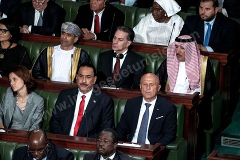 23 octobre 2019 : le nouveau président de la république élu le 13 octobre Kais Saied vient à l'Assemblée des Représentants du Peuple pour prêter serment et faire un discours. Devant une assemblée pleine, députés, membres du gouvernement, personnalités politques et ambassadeurs, Kais Saied déclare que la Tunisie a fait une “véritable révolution, dans son sens nouveau parce que les révolutions se font généralement contre la légitimité, mais ce qui s’est passé en Tunisie, c’est une véritable révolution en utilisant les outils de la légitimité eux-même”. Pour lui, “chacun ici porte une responsabilité, la responsabilité de répondre à ce peuple, dans leur demande de liberté et de dignité. L’attente n’a été que trop longue, et personne n’a le droit de le décevoir”.