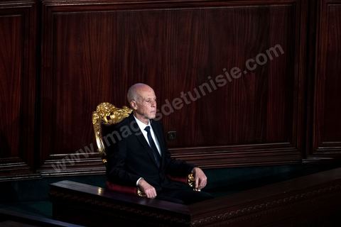 23 octobre 2019 : le nouveau président de la république élu le 13 octobre Kais Saied vient à l'Assemblée des Représentants du Peuple pour prêter serment et faire un discours. Devant une assemblée pleine, députés, membres du gouvernement, personnalités politques et ambassadeurs, Kais Saied déclare que la Tunisie a fait une “véritable révolution, dans son sens nouveau parce que les révolutions se font généralement contre la légitimité, mais ce qui s’est passé en Tunisie, c’est une véritable révolution en utilisant les outils de la légitimité eux-même”. Pour lui, “chacun ici porte une responsabilité, la responsabilité de répondre à ce peuple, dans leur demande de liberté et de dignité. L’attente n’a été que trop longue, et personne n’a le droit de le décevoir”.