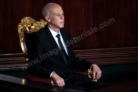 23 octobre 2019 : le nouveau président de la république élu le 13 octobre Kais Saied vient à l'Assemblée des Représentants du Peuple pour prêter serment et faire un discours. Devant une assemblée pleine, députés, membres du gouvernement, personnalités politques et ambassadeurs, Kais Saied déclare que la Tunisie a fait une “véritable révolution, dans son sens nouveau parce que les révolutions se font généralement contre la légitimité, mais ce qui s’est passé en Tunisie, c’est une véritable révolution en utilisant les outils de la légitimité eux-même”. Pour lui, “chacun ici porte une responsabilité, la responsabilité de répondre à ce peuple, dans leur demande de liberté et de dignité. L’attente n’a été que trop longue, et personne n’a le droit de le décevoir”.