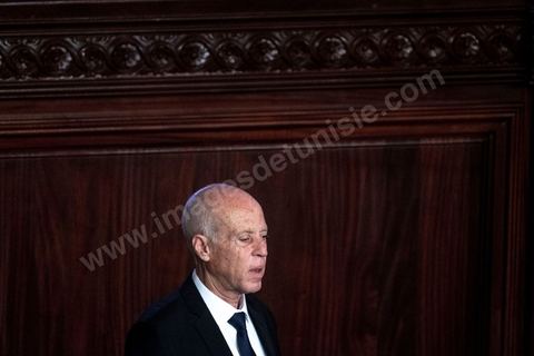 23 octobre 2019 : le nouveau président de la république élu le 13 octobre Kais Saied vient à l'Assemblée des Représentants du Peuple pour prêter serment et faire un discours. Devant une assemblée pleine, députés, membres du gouvernement, personnalités politques et ambassadeurs, Kais Saied déclare que la Tunisie a fait une “véritable révolution, dans son sens nouveau parce que les révolutions se font généralement contre la légitimité, mais ce qui s’est passé en Tunisie, c’est une véritable révolution en utilisant les outils de la légitimité eux-même”. Pour lui, “chacun ici porte une responsabilité, la responsabilité de répondre à ce peuple, dans leur demande de liberté et de dignité. L’attente n’a été que trop longue, et personne n’a le droit de le décevoir”.