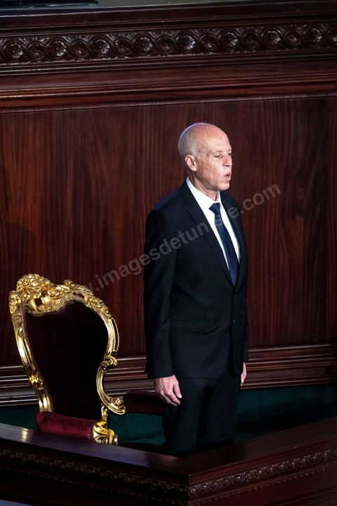 23 octobre 2019 : le nouveau président de la république élu le 13 octobre Kais Saied vient à l'Assemblée des Représentants du Peuple pour prêter serment et faire un discours. Devant une assemblée pleine, députés, membres du gouvernement, personnalités politques et ambassadeurs, Kais Saied déclare que la Tunisie a fait une “véritable révolution, dans son sens nouveau parce que les révolutions se font généralement contre la légitimité, mais ce qui s’est passé en Tunisie, c’est une véritable révolution en utilisant les outils de la légitimité eux-même”. Pour lui, “chacun ici porte une responsabilité, la responsabilité de répondre à ce peuple, dans leur demande de liberté et de dignité. L’attente n’a été que trop longue, et personne n’a le droit de le décevoir”.