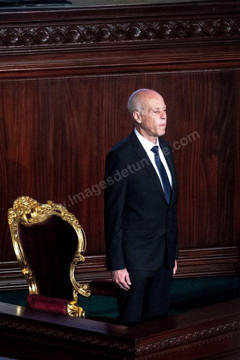 23 octobre 2019 : le nouveau président de la république élu le 13 octobre Kais Saied vient à l'Assemblée des Représentants du Peuple pour prêter serment et faire un discours. Devant une assemblée pleine, députés, membres du gouvernement, personnalités politques et ambassadeurs, Kais Saied déclare que la Tunisie a fait une “véritable révolution, dans son sens nouveau parce que les révolutions se font généralement contre la légitimité, mais ce qui s’est passé en Tunisie, c’est une véritable révolution en utilisant les outils de la légitimité eux-même”. Pour lui, “chacun ici porte une responsabilité, la responsabilité de répondre à ce peuple, dans leur demande de liberté et de dignité. L’attente n’a été que trop longue, et personne n’a le droit de le décevoir”.