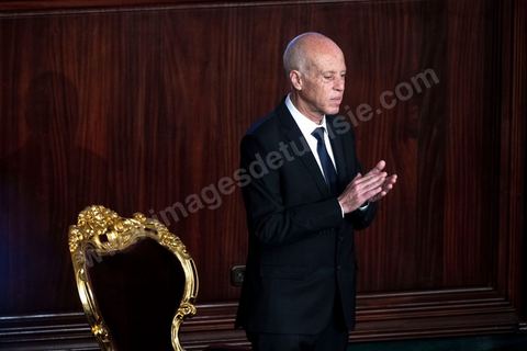 23 octobre 2019 : le nouveau président de la république élu le 13 octobre Kais Saied vient à l'Assemblée des Représentants du Peuple pour prêter serment et faire un discours. Devant une assemblée pleine, députés, membres du gouvernement, personnalités politques et ambassadeurs, Kais Saied déclare que la Tunisie a fait une “véritable révolution, dans son sens nouveau parce que les révolutions se font généralement contre la légitimité, mais ce qui s’est passé en Tunisie, c’est une véritable révolution en utilisant les outils de la légitimité eux-même”. Pour lui, “chacun ici porte une responsabilité, la responsabilité de répondre à ce peuple, dans leur demande de liberté et de dignité. L’attente n’a été que trop longue, et personne n’a le droit de le décevoir”.