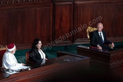 23 octobre 2019 : le nouveau président de la république élu le 13 octobre Kais Saied vient à l'Assemblée des Représentants du Peuple pour prêter serment et faire un discours. Devant une assemblée pleine, députés, membres du gouvernement, personnalités politques et ambassadeurs, Kais Saied déclare que la Tunisie a fait une “véritable révolution, dans son sens nouveau parce que les révolutions se font généralement contre la légitimité, mais ce qui s’est passé en Tunisie, c’est une véritable révolution en utilisant les outils de la légitimité eux-même”. Pour lui, “chacun ici porte une responsabilité, la responsabilité de répondre à ce peuple, dans leur demande de liberté et de dignité. L’attente n’a été que trop longue, et personne n’a le droit de le décevoir”.