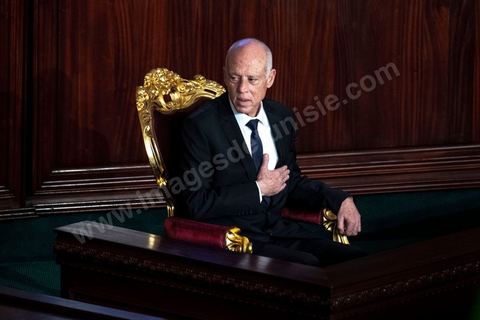 23 octobre 2019 : le nouveau président de la république élu le 13 octobre Kais Saied vient à l'Assemblée des Représentants du Peuple pour prêter serment et faire un discours. Devant une assemblée pleine, députés, membres du gouvernement, personnalités politques et ambassadeurs, Kais Saied déclare que la Tunisie a fait une “véritable révolution, dans son sens nouveau parce que les révolutions se font généralement contre la légitimité, mais ce qui s’est passé en Tunisie, c’est une véritable révolution en utilisant les outils de la légitimité eux-même”. Pour lui, “chacun ici porte une responsabilité, la responsabilité de répondre à ce peuple, dans leur demande de liberté et de dignité. L’attente n’a été que trop longue, et personne n’a le droit de le décevoir”.