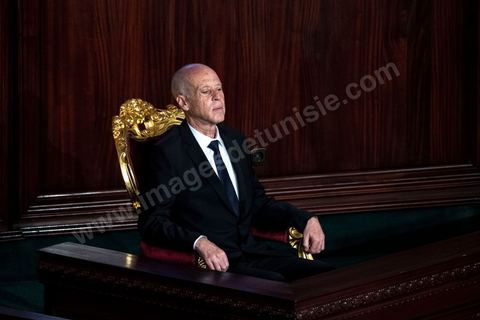 23 octobre 2019 : le nouveau président de la république élu le 13 octobre Kais Saied vient à l'Assemblée des Représentants du Peuple pour prêter serment et faire un discours. Devant une assemblée pleine, députés, membres du gouvernement, personnalités politques et ambassadeurs, Kais Saied déclare que la Tunisie a fait une “véritable révolution, dans son sens nouveau parce que les révolutions se font généralement contre la légitimité, mais ce qui s’est passé en Tunisie, c’est une véritable révolution en utilisant les outils de la légitimité eux-même”. Pour lui, “chacun ici porte une responsabilité, la responsabilité de répondre à ce peuple, dans leur demande de liberté et de dignité. L’attente n’a été que trop longue, et personne n’a le droit de le décevoir”.