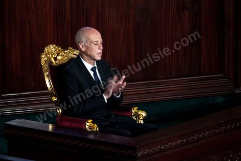 23 octobre 2019 : le nouveau président de la république élu le 13 octobre Kais Saied vient à l'Assemblée des Représentants du Peuple pour prêter serment et faire un discours. Devant une assemblée pleine, députés, membres du gouvernement, personnalités politques et ambassadeurs, Kais Saied déclare que la Tunisie a fait une “véritable révolution, dans son sens nouveau parce que les révolutions se font généralement contre la légitimité, mais ce qui s’est passé en Tunisie, c’est une véritable révolution en utilisant les outils de la légitimité eux-même”. Pour lui, “chacun ici porte une responsabilité, la responsabilité de répondre à ce peuple, dans leur demande de liberté et de dignité. L’attente n’a été que trop longue, et personne n’a le droit de le décevoir”.