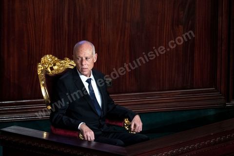 23 octobre 2019 : le nouveau président de la république élu le 13 octobre Kais Saied vient à l'Assemblée des Représentants du Peuple pour prêter serment et faire un discours. Devant une assemblée pleine, députés, membres du gouvernement, personnalités politques et ambassadeurs, Kais Saied déclare que la Tunisie a fait une “véritable révolution, dans son sens nouveau parce que les révolutions se font généralement contre la légitimité, mais ce qui s’est passé en Tunisie, c’est une véritable révolution en utilisant les outils de la légitimité eux-même”. Pour lui, “chacun ici porte une responsabilité, la responsabilité de répondre à ce peuple, dans leur demande de liberté et de dignité. L’attente n’a été que trop longue, et personne n’a le droit de le décevoir”.