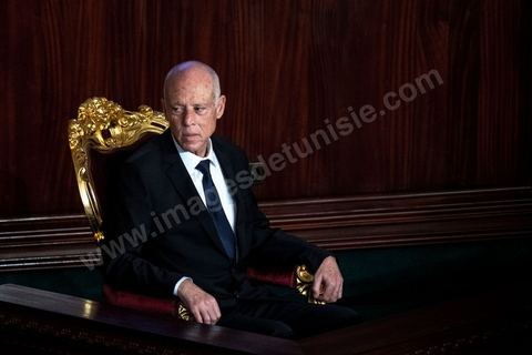23 octobre 2019 : le nouveau président de la république élu le 13 octobre Kais Saied vient à l'Assemblée des Représentants du Peuple pour prêter serment et faire un discours. Devant une assemblée pleine, députés, membres du gouvernement, personnalités politques et ambassadeurs, Kais Saied déclare que la Tunisie a fait une “véritable révolution, dans son sens nouveau parce que les révolutions se font généralement contre la légitimité, mais ce qui s’est passé en Tunisie, c’est une véritable révolution en utilisant les outils de la légitimité eux-même”. Pour lui, “chacun ici porte une responsabilité, la responsabilité de répondre à ce peuple, dans leur demande de liberté et de dignité. L’attente n’a été que trop longue, et personne n’a le droit de le décevoir”.