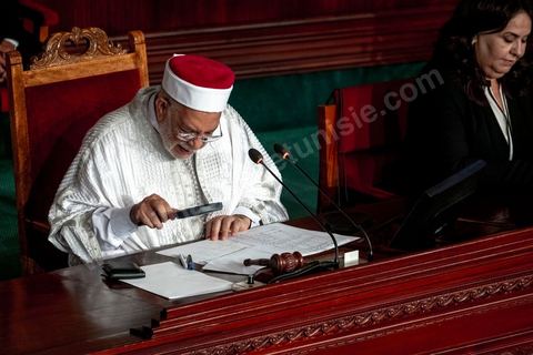 23 octobre 2019 : le nouveau président de la république élu le 13 octobre Kais Saied vient à l'Assemblée des Représentants du Peuple pour prêter serment et faire un discours. Devant une assemblée pleine, députés, membres du gouvernement, personnalités politques et ambassadeurs, Kais Saied déclare que la Tunisie a fait une “véritable révolution, dans son sens nouveau parce que les révolutions se font généralement contre la légitimité, mais ce qui s’est passé en Tunisie, c’est une véritable révolution en utilisant les outils de la légitimité eux-même”. Pour lui, “chacun ici porte une responsabilité, la responsabilité de répondre à ce peuple, dans leur demande de liberté et de dignité. L’attente n’a été que trop longue, et personne n’a le droit de le décevoir”.
