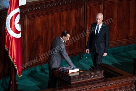 23 octobre 2019 : le nouveau président de la république élu le 13 octobre Kais Saied vient à l'Assemblée des Représentants du Peuple pour prêter serment et faire un discours. Devant une assemblée pleine, députés, membres du gouvernement, personnalités politques et ambassadeurs, Kais Saied déclare que la Tunisie a fait une “véritable révolution, dans son sens nouveau parce que les révolutions se font généralement contre la légitimité, mais ce qui s’est passé en Tunisie, c’est une véritable révolution en utilisant les outils de la légitimité eux-même”. Pour lui, “chacun ici porte une responsabilité, la responsabilité de répondre à ce peuple, dans leur demande de liberté et de dignité. L’attente n’a été que trop longue, et personne n’a le droit de le décevoir”.